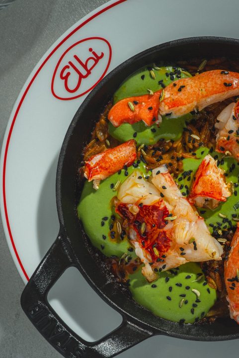 Cocotte de homard, langues d_oiseau, bisque aux graines de fenouil et nigelle