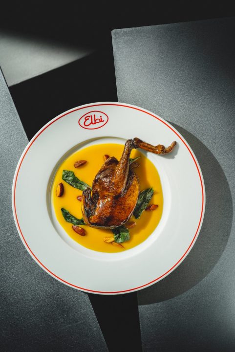 Demi-pigeon grillé et laqué, condiment abricot et piment, basilic et amandes frites