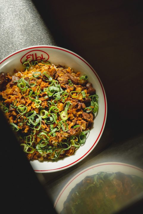 Riz et vermicelles, oignons dorés et cébette